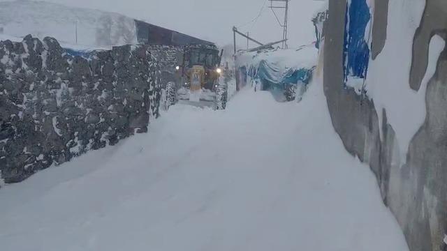 2 bin 300 rakımda karla zorlu mücadele