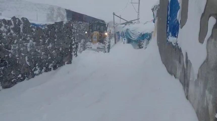 2 bin 300 rakımda karla zorlu m&uuml;cadele