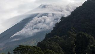 Endonezya'daki Marapi Yanardağı yeniden k&uuml;l p&uuml;sk&uuml;rtt&uuml;