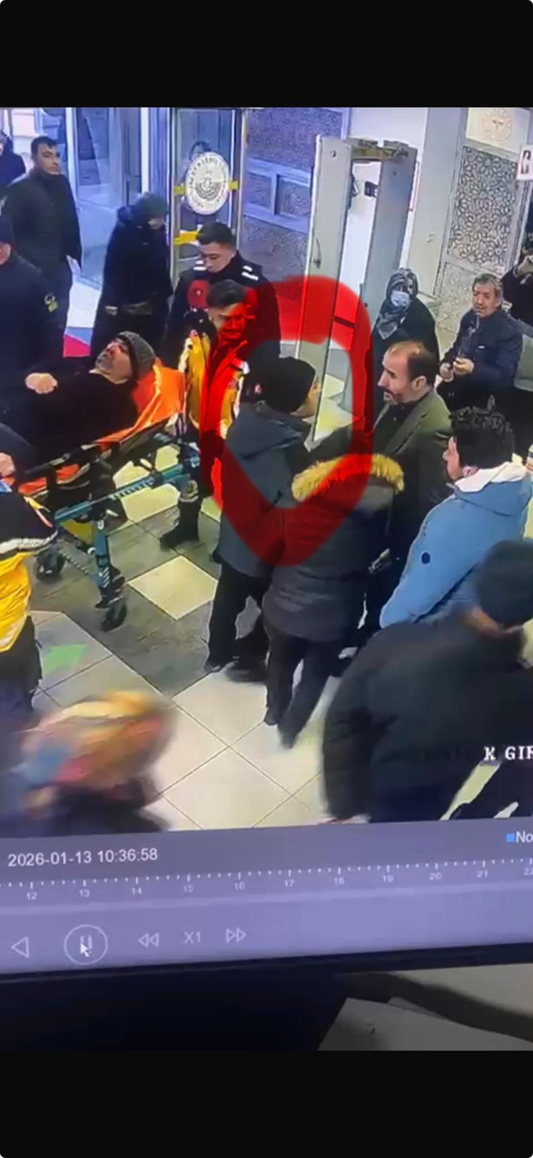 Hastanede skandal g&ouml;r&uuml;nt&uuml;ler! Biri sendika başkanı, diğeri m&uuml;d&uuml;r yardımcısı... Eline vurup, boğazını sıktı 1