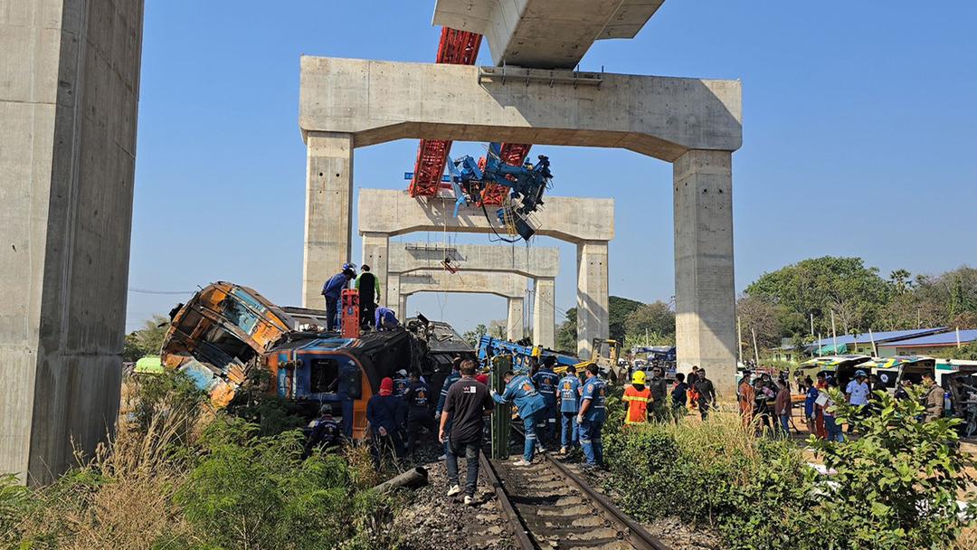 Vin&ccedil; trenin &uuml;zerine d&uuml;şt&uuml;: O da raydan &ccedil;ıkıp metrelerce y&uuml;kseklikten yere &ccedil;akıldı! Can kaybı var
