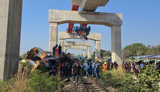 Vin&ccedil; trene, tren metrelerce y&uuml;ksekten yere d&uuml;şt&uuml;
