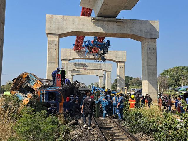 Vin&ccedil; trene, tren metrelerce y&uuml;ksekten yere d&uuml;şt&uuml;