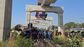 Vinç trenin üzerine düştü: O da raydan çıkıp metrelerce yükseklikten yere çakıldı! Can kaybı var