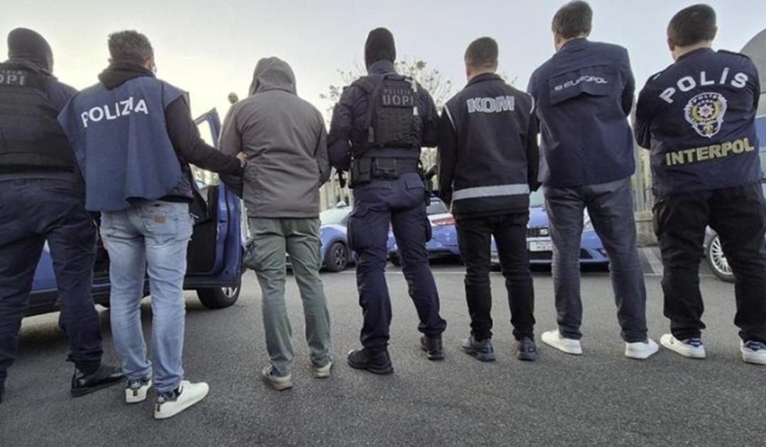 Her yerde aranan Barış Boyun &ccedil;etesi &ouml;rg&uuml;t y&ouml;neticisi  Meylo  kıskıvrak yakalandı! 1