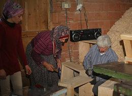 İşçi bulamayınca eşi ve kızıyla kovan üretimine başladı