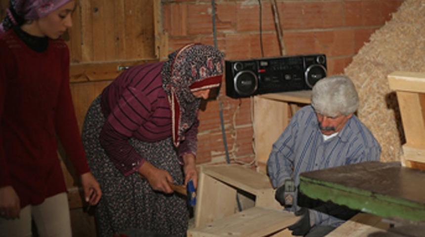 İşçi bulamayınca eşi ve kızıyla kovan üretimine başladı