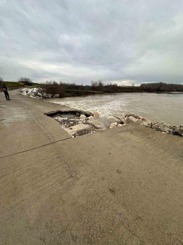 Mesire alanındaki hasarlı k&ouml;pr&uuml; tehlike sa&ccedil;ıyor 1