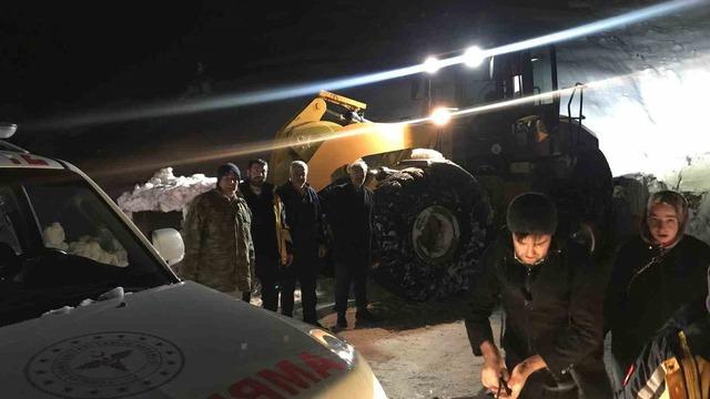 Hastaya ulaşmak için 4 saat boyunca yol açıldı