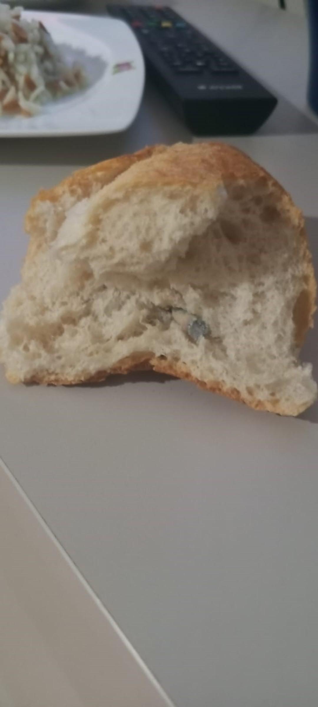 B&ouml;ylesi g&ouml;r&uuml;lmedi! Fırından alınan ekmeğin i&ccedil;inden vida &ccedil;ıktı 2