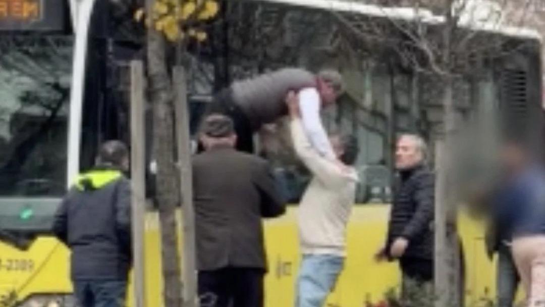 Yer: &Uuml;sk&uuml;dar! İETT şof&ouml;r&uuml; camdan atlayıp kavgaya girişti 1