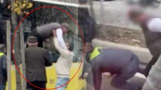 Son dakika: Yer: &Uuml;sk&uuml;dar! İETT şof&ouml;r&uuml; camdan atlayıp kavgaya girişti