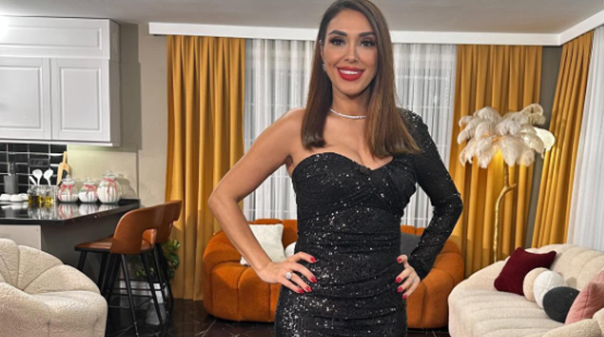 Zuhal Topal s&uuml;per minisiyle poz verdi! "Gittik&ccedil;e gen&ccedil;leşiyor"