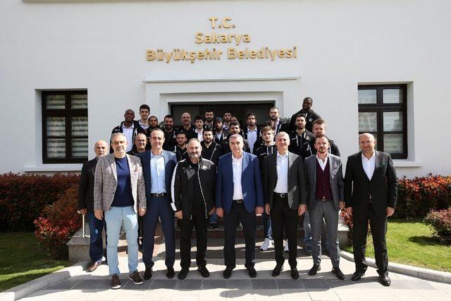 Başkan Toçoğlu Büyükşehir Basketbol Takımı yönetici ağırladı