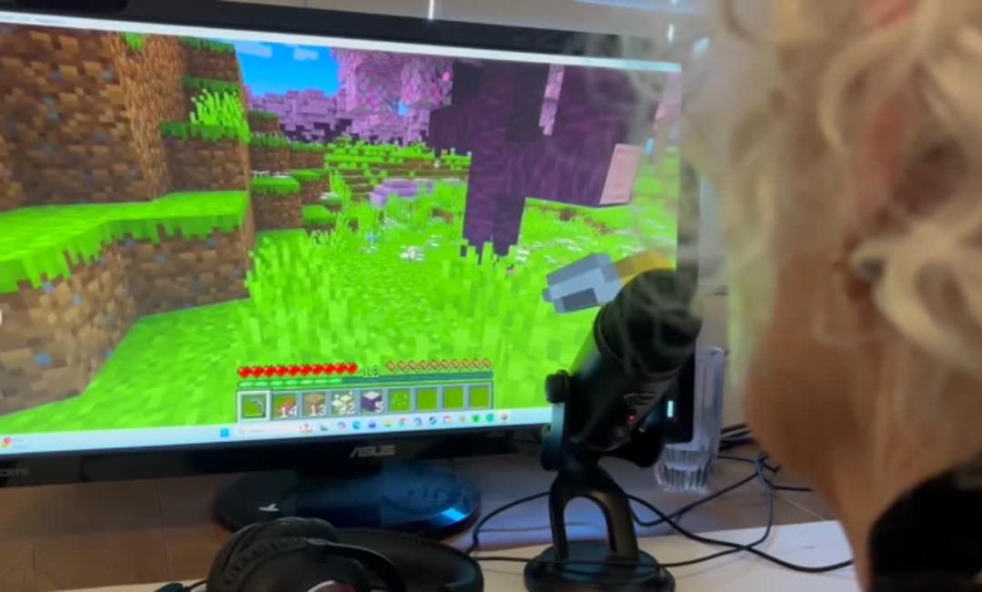 81 yaşında minecraft oynamaya başladı: 35 bin dolar topladı! 1