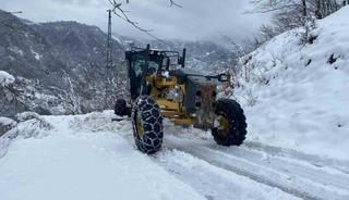 Trabzon&rsquo;da kar yağışı nedeniyle kapanan mahalle yolları ulaşıma a&ccedil;ılıyor