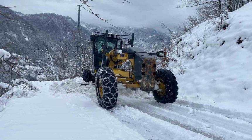 Trabzon&rsquo;da kar yağışı nedeniyle kapanan mahalle yolları ulaşıma a&ccedil;ılıyor