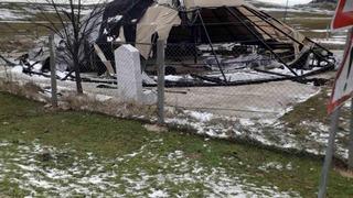 Çadır salon şiddetli rüzgara dayanamayarak parçalandı