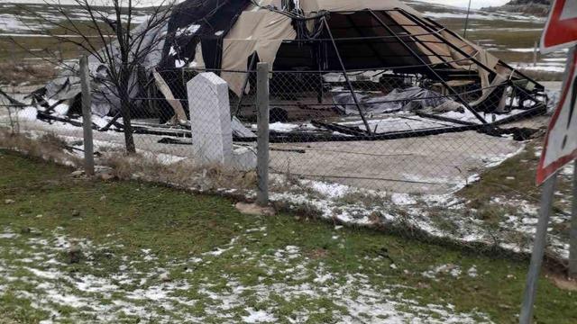 Çadır salon şiddetli rüzgara dayanamayarak parçalandı