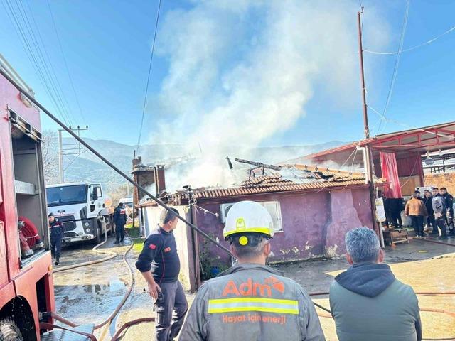 Bozdoğan&rsquo;da ev alevlere teslim oldu 3