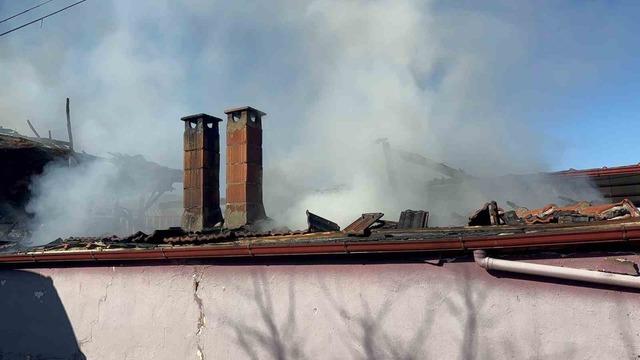 Bozdoğan&rsquo;da ev alevlere teslim oldu 2