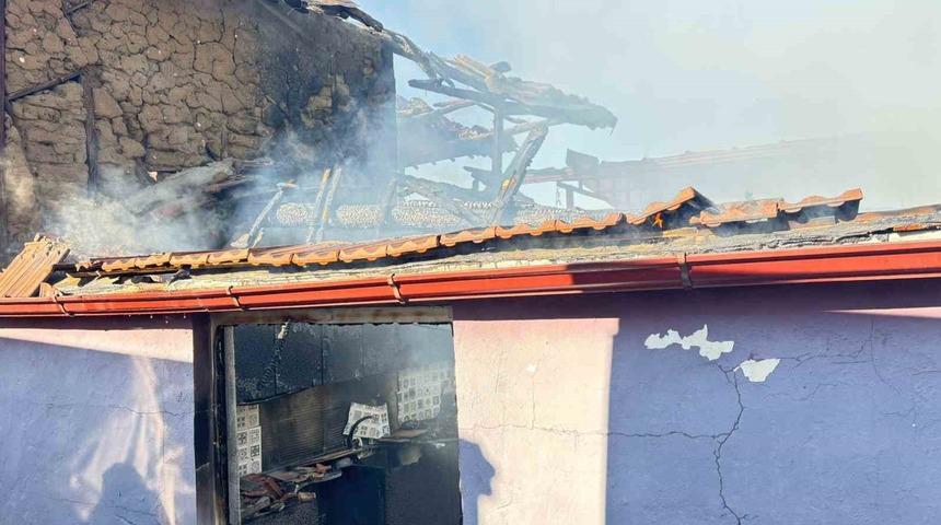 Bozdoğan&rsquo;da ev alevlere teslim oldu