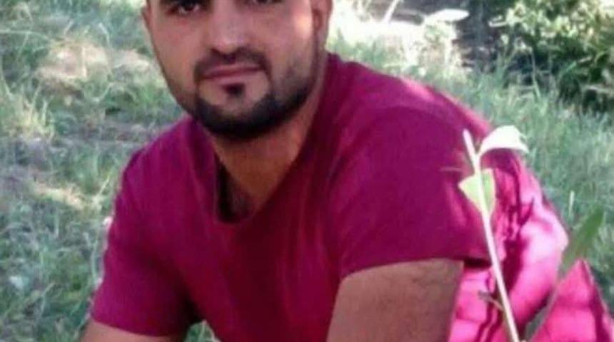 Van&rsquo;da bir gen&ccedil; iş yerinin &ouml;n&uuml;ndeki ara&ccedil;ta &ouml;l&uuml; bulundu