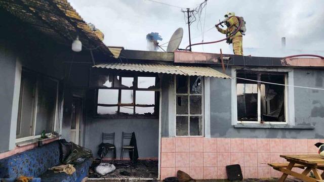 Bursa&rsquo;da m&uuml;stakil evde yangın: Dumandan etkilenen yaşlı adam hastaneye kaldırıldı 1