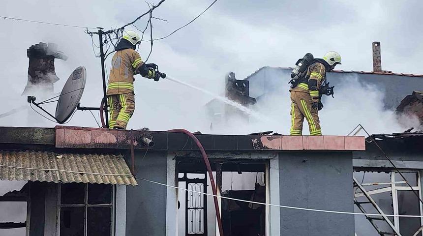 Bursa&rsquo;da m&uuml;stakil evde yangın: Dumandan etkilenen yaşlı adam hastaneye kaldırıldı