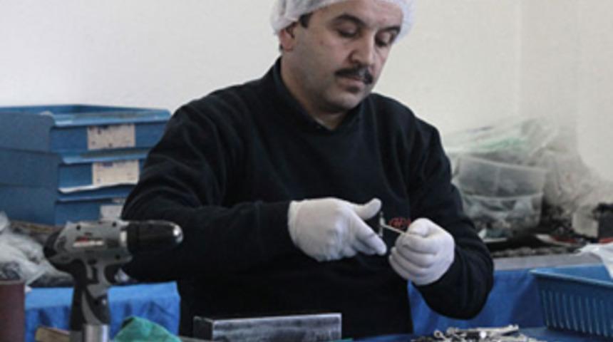 Hastasından etkilenip ürettiği tıbbi aletleri dünyaya satıyor