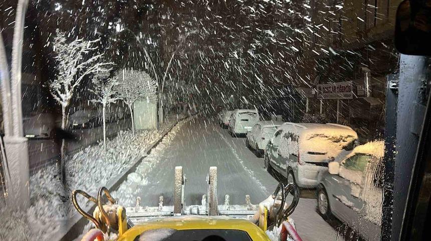 Yoğun kar Mardin&rsquo;i beyaza b&uuml;r&uuml;d&uuml;!