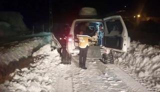Bing&ouml;l&rsquo;de yolda kalan paletli ambulansı ekipler kurtardı