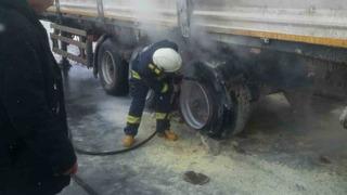 Seyir halindeki tırın lastikleri yandı