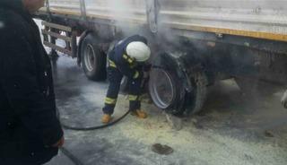 Seyir halindeki tırın lastikleri yandı