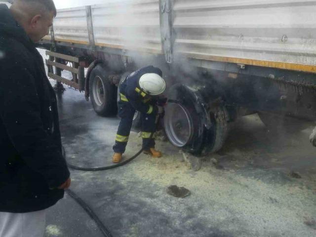 Seyir halindeki tırın lastikleri yandı