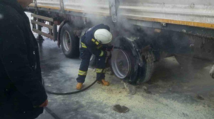 Seyir halindeki tırın lastikleri yandı