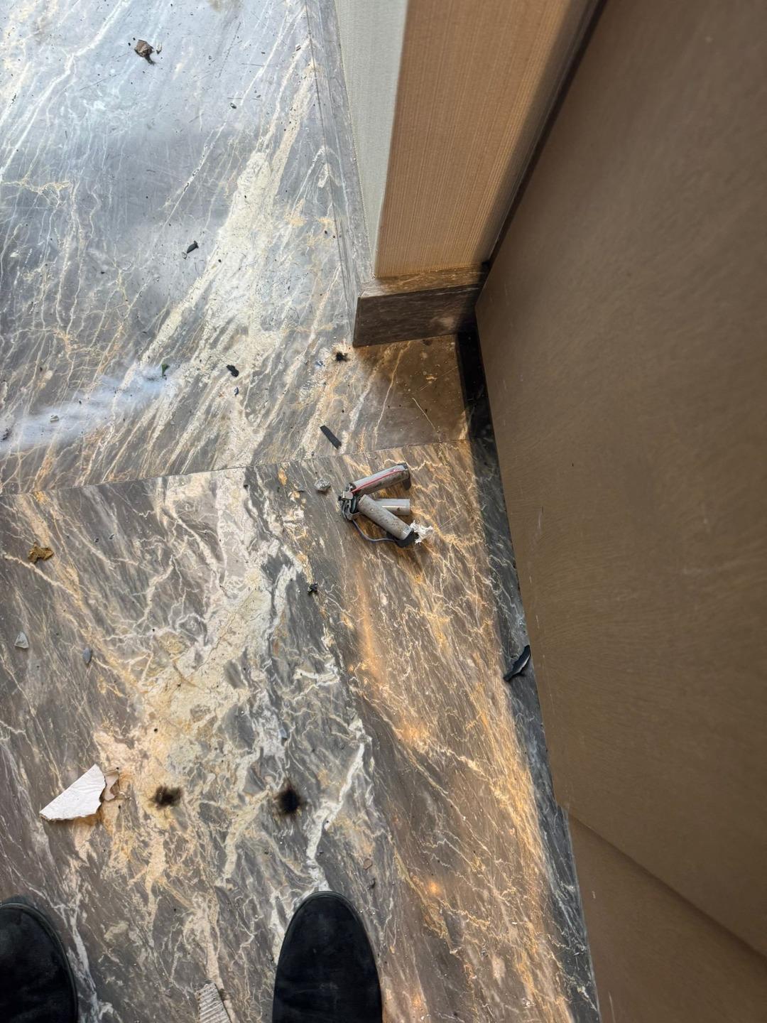 Kargo paketi bomba gibi patladı! L&uuml;ks sitenin g&uuml;venlik kameralarına yansıdı 1