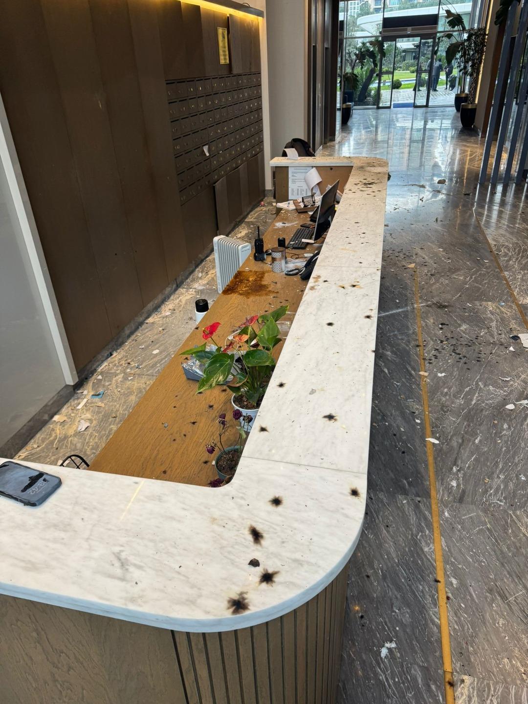 Kargo paketi bomba gibi patladı! L&uuml;ks sitenin g&uuml;venlik kameralarına yansıdı 2