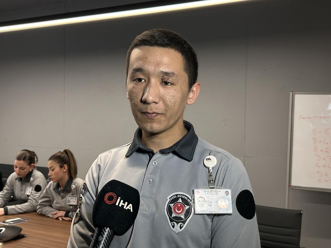 Kargo paketi bomba gibi patladı! L&uuml;ks sitenin g&uuml;venlik kameralarına yansıdı 3