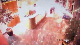 Kargo paketi bomba gibi patladı! Lüks sitenin güvenlik kameralarına yansıdı