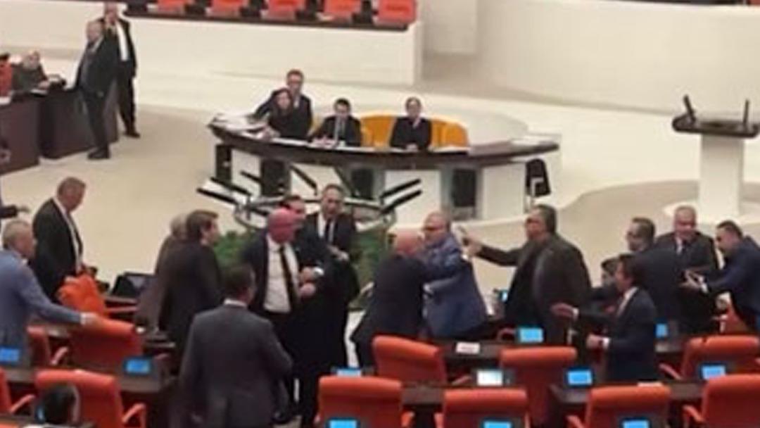 Meclis te  İsmet İn&ouml;n&uuml;  tartışması! "Geldi İsmet, kesildi kısmet" dedi ortalık karıştı 3