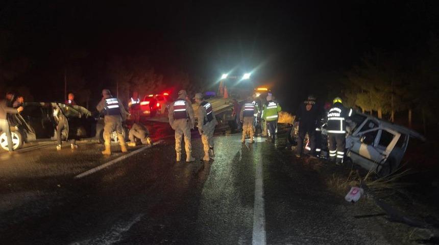 Şanlıurfa&rsquo;da iki ara&ccedil; kafa kafaya &ccedil;arpıştı: 7 yaralı