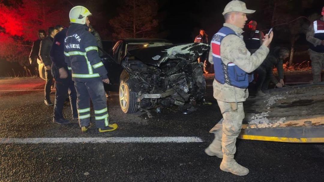 Şanlıurfa&rsquo;da iki ara&ccedil; kafa kafaya &ccedil;arpıştı: 7 yaralı 1