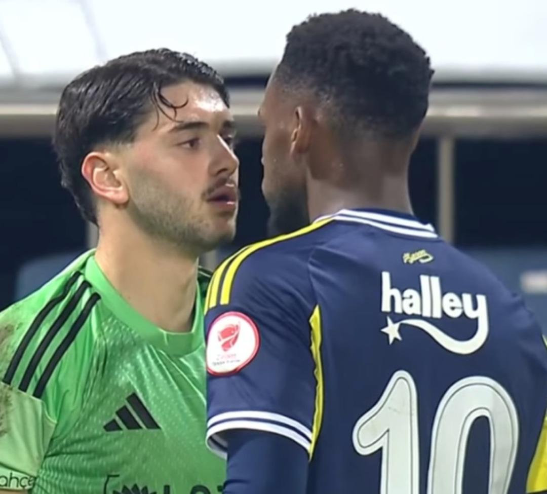 Fenerbah&ccedil;e ma&ccedil;ına damga vurdu! Beyoğlu Yeni &Ccedil;arşı kalecisi Beytullah Buğra İpek Jhon Duran ile kafa kafaya geldi 1