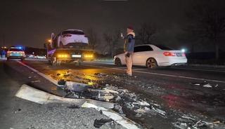 Ters şeritte ilerleyen otomobil dehşet sa&ccedil;tı: 2 yaralı