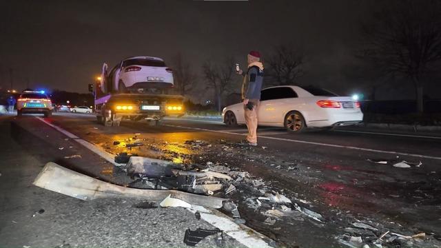 Sancaktepe’de ters şeritte ilerleyen otomobil dehşet saçtı: İki araç çarpıştı, 2 kişi yaralandı