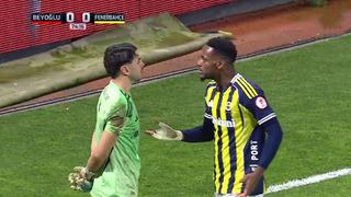 Fenerbahçe maçına damga vurdu! Beyoğlu Yeni Çarşı kalecisi Beytullah Buğra İpek Jhon Duran ile kafa kafaya geldi