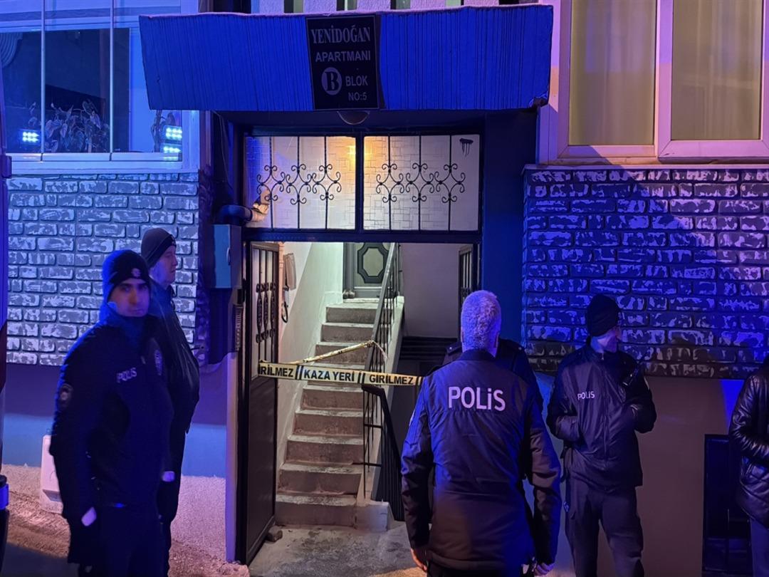 Karab&uuml;k te yaşlı adm merdiven boşluğunda komşuları tarafından &ouml;l&uuml; bulundu 1