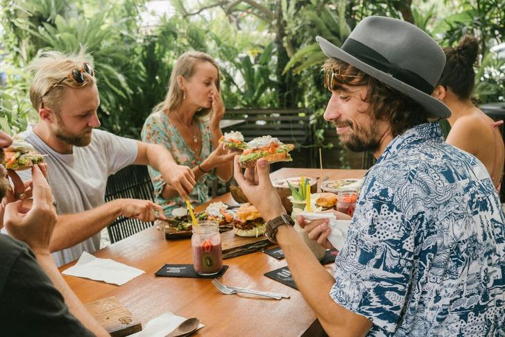 Kalabalık bir arkadaş grubuyla dışarıda eğlenirken hesap geldi diyelim. Seni ne yaparken g&ouml;r&uuml;r&uuml;z?