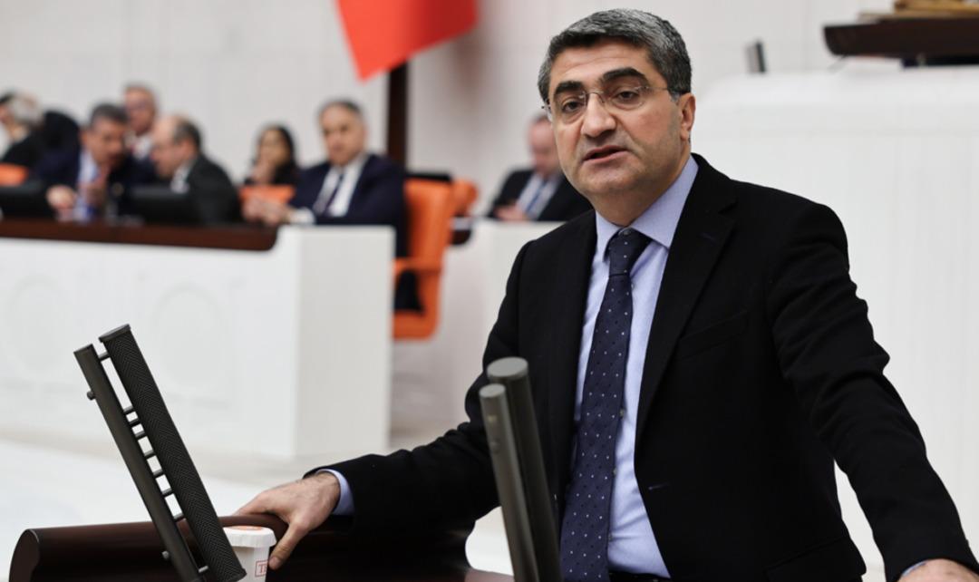 "Pankart" krizi b&uuml;y&uuml;yor! Milletvekili Ekmen a&ccedil;tı ağzını yumdu g&ouml;z&uuml;n&uuml;: "Ayıp değil mi, bu &ccedil;ocuklar kimin?" 2